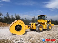 甘肃省至敦煌公路工程采用中航液压夯实机施工